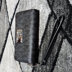 MICHAEL KORS BLACK SIGNATURE JET SET WRISTLET WALLET